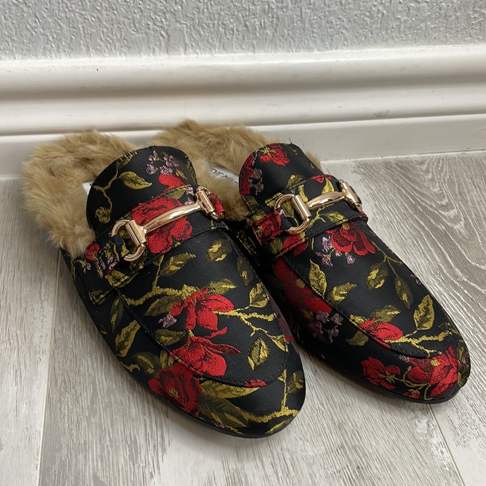 NEW Steve Madden Jill Red Floral Fabric Fur Lined Slipper Flat Shoes - Picture 2 of 6